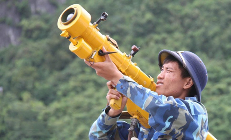 Bệ phóng tên lửa A-72 có chiều dài 1.44m, đường kính 72mm và nặng tới 15kg khi lắp đạn. Bởi vậy, các chiến sĩ sử dụng tên lửa A-72 cũng cần có một yêu cầu về thể lực tốt. Ảnh: Một chiến sĩ với hệ thống A-72.