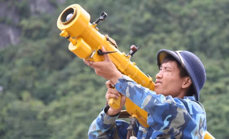 Bệ phóng tên lửa A-72 có chiều dài 1.44m, đường kính 72mm và nặng tới 15kg khi lắp đạn. Bởi vậy, các chiến sĩ sử dụng tên lửa A-72 cũng cần có một yêu cầu về thể lực tốt. Ảnh: Một chiến sĩ với hệ thống A-72.