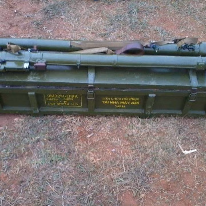 Ngoài ra, Việt Nam cũng có trong biên chế cả loại tên lửa nâng cấp của 9M32 Strela-2 là 9M32M với việc tăng tầm bắn lên 4.200m và độ cao tối đa lên đến 2.300m, tốc độ bay của tên lửa từ 430m/s lên 500m/s. Các nhà máy trong nước cũng có thể thực hiện nâng cấp và sửa chữa phục hồi loại tên lửa này. Ảnh: Hệ thống 9M32M được hồi phục sửa chữa tại nhà máy A45.