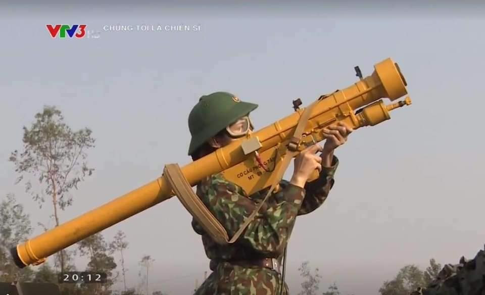 Loại tên lửa phòng không vác vai A-72 này đã được Việt Nam tự chủ chế tạo thành công, có thể thấy hệ thống nữ chiến sĩ đang sử dụng là phiên bản do ta tự chế tạo trong nước. Ảnh: Nữ chiến sĩ ngắm bắn với hệ thống A-72.