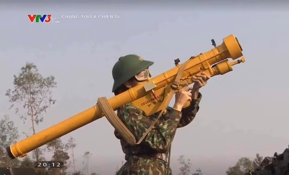 Loại tên lửa phòng không vác vai A-72 này đã được Việt Nam tự chủ chế tạo thành công, có thể thấy hệ thống nữ chiến sĩ đang sử dụng là phiên bản do ta tự chế tạo trong nước. Ảnh: Nữ chiến sĩ ngắm bắn với hệ thống A-72.