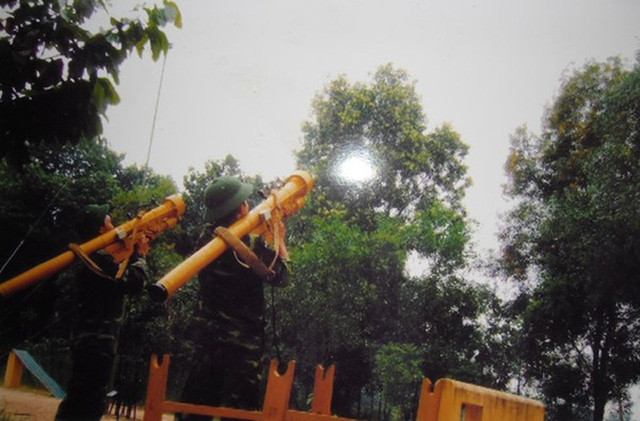 Đặc biệt, anh hùng, liệt sĩ Hoàng Văn Quyết đã từng dùng tên lửa A-72 bắn rơi 16 máy bay, là kỉ lục của quân chủng Phòng không – Không quân mà đến nay vẫn chưa ai vượt qua được. Phải nói đây không chỉ riêng là kỳ tích của bộ đội Việt Nam mà còn là kỳ tích xứng tầm thế giới. Ảnh: Bộ đội Việt Nam huấn luyện với A-72.