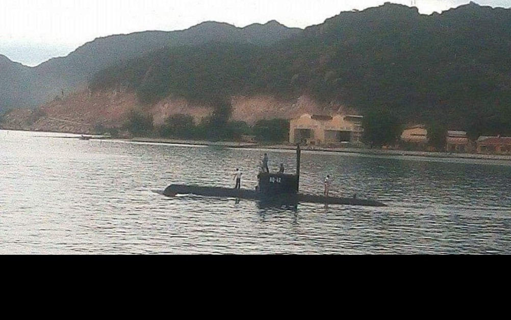 Và Việt Nam cũng rất hiểu rằng những năng lực răn đe mà tàu ngầm mang lại là như thế nào. Trong thập niên 1980, Việt Nam đã cử các đoàn học viên Hải quân sang Liên Xô học vận hành tàu ngầm, dự kiến sang những năm 1990 sẽ nhận những tàu ngầm đầu tiên từ Liên Xô nhưng sau cùng sự việc đã diễn ra không như ý muốn. Dù vậy, với quyết tâm có cho mình những chiếc tàu ngầm, vào giữa giai đoạn 1990, Việt Nam đã nhập khẩu 2 tàu ngầm mini Yugo từ Triều Tiên và thành lập Trung đoàn đặc công tàu ngầm 196. Ảnh: Tàu ngầm mini Yugo của Việt Nam thuộc Trung đoàn 196 - Nguồn: Tư liệu