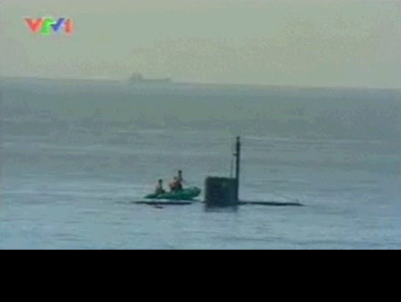 Về mặt thiên nhiên, Khu vực duyên hải Việt Nam từ Thanh Hóa tới Bình Thuận tương đối khúc khuỷu, có nhiều mạch núi chạy sát biển tạo thành các bán đảo, mũi đá, điểm cao có ý nghĩa lớn trong việc bố trí hệ thống quan sát phát hiện địch từ xa, bố trí các trận địa phòng không. Đồng thời cũng có nhiều vịnh có độ sâu lớn như Đà Nẵng, Dung Quất, Vân Phong, Nha Trang, Cam Ranh, Phan Thiết,... có thể tận dụng, cải tạo làm các khu căn cứ, hậu cần kỹ thuật cho tàu ngầm. Ảnh: Tàu ngầm mini Yugo của Việt Nam giai đoạn những năm 2000 - Nguồn: VTV1 