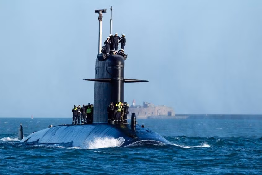 Tốc độ chạy không ồn của SSN Suffren lên đến 25 hải lý/giờ, vận tốc mà không tàu ngầm hiện có nào của Hải quân Pháp có thể vượt qua. Tàu còn sử dụng một lớp vật liệu có khả năng hấp thụ sóng âm, giúp tàu khó bị phát hiện hơn. Sự kết hợp giữa hệ thống bơm phun, cùng vật liệu cách âm, giúp SSN Suffren có khả năng tàng hình rất cao. Ảnh: Tàu SSN Suffren đang thử nghiệm trên biển - Nguồn: Naval News.