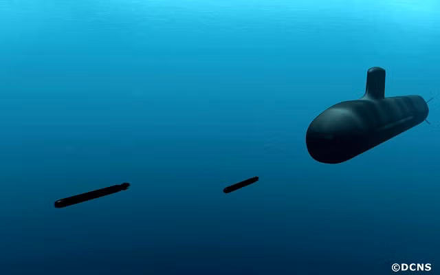 SSN Suffren được trang bị hệ thống vũ khí quy ước hiện đại và mạnh. Tàu có 4 ống phóng ngư lôi 533 mm chứa 18 ngư lôi và tên lửa trong một khoang vũ khí hỗn hợp. Ảnh: Đồ họa tàu SSN Suffren phóng ngư lôi - Nguồn: Naval News.