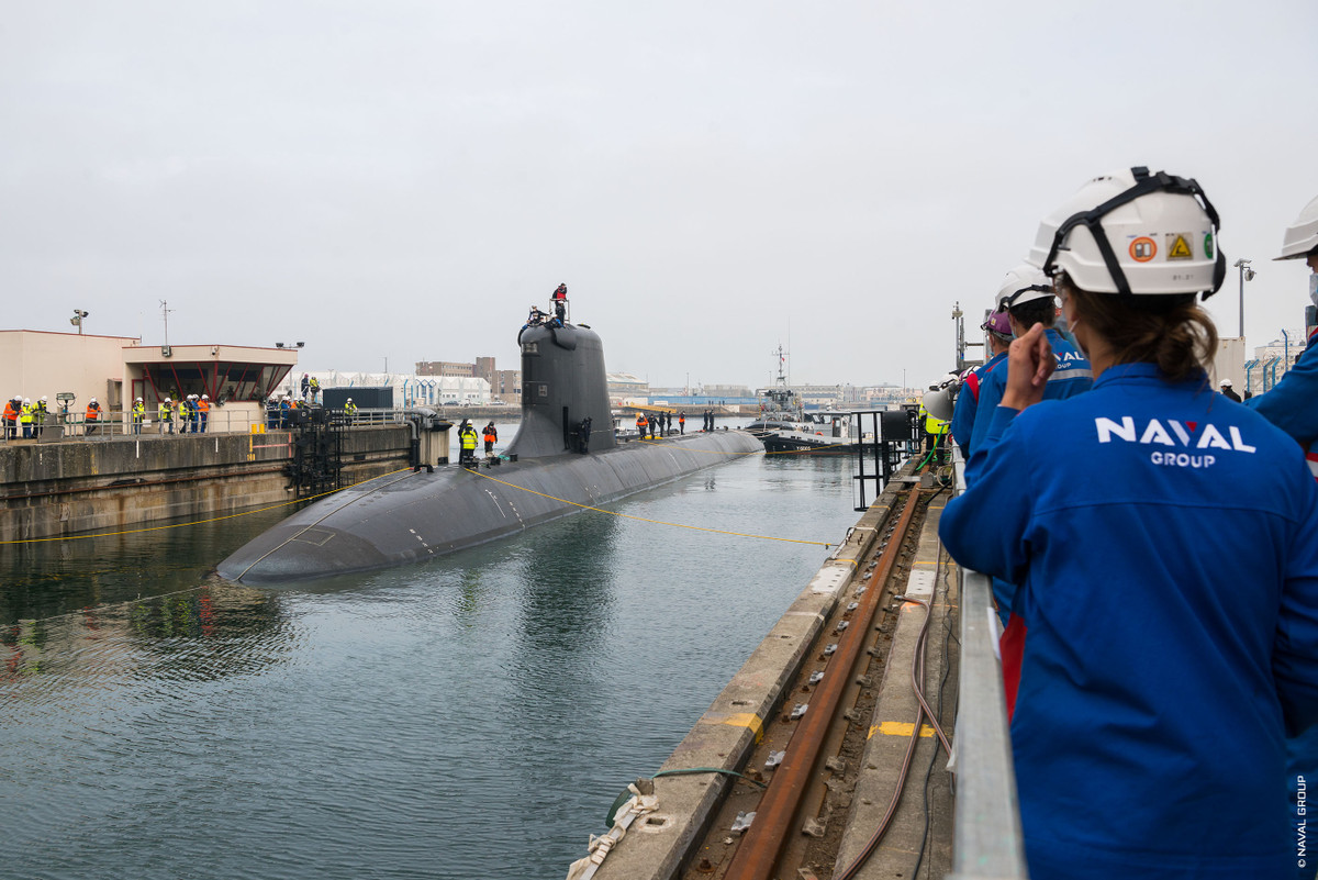 SSN Suffren sử dụng hệ thống động cơ đẩy kết họp, gồm động cơ hạt nhân KI5, động cơ hơi nước và động cơ điện; SSN Suffren có khả năng lặn sâu tối đa 350 m, tốc độ hơn 25 hải lý/giờ, có thể hoạt động liên tục 70-90 ngày mà không cần tiếp tế (so với 45-60 ngày của tàu ngầm hạt nhân tấn công lớp Ruby); thủy thủ đoàn 60 người, bao gồm 15 người nhái. Ảnh: Tàu ngầm SSN Suffren ra khơi thử nghiệm - Nguồn: Ambafrance