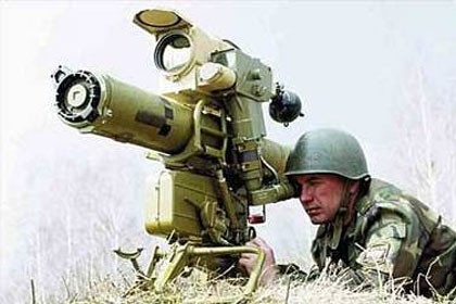 Tên lửa chống tăng 9M113 Konkurs (AT-5) được phát triển và sử dụng trong quân đội Liên Xô từ năm 1974, sử dụng đầu đạn nổ chống tăng HEAT và hiện nay đang được sử dụng bởi quân đội nhiều quốc gia trên thế giới trong đó có Nga, Ấn Độ,… Ảnh: Một binh sĩ thực hiện thao tác ngắm bắn tên lửa 9M113.