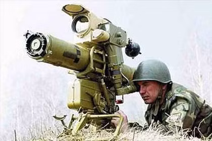 Tên lửa chống tăng 9M113 Konkurs (AT-5) được phát triển và sử dụng trong quân đội Liên Xô từ năm 1974, sử dụng đầu đạn nổ chống tăng HEAT và hiện nay đang được sử dụng bởi quân đội nhiều quốc gia trên thế giới trong đó có Nga, Ấn Độ,… Ảnh: Một binh sĩ thực hiện thao tác ngắm bắn tên lửa 9M113.