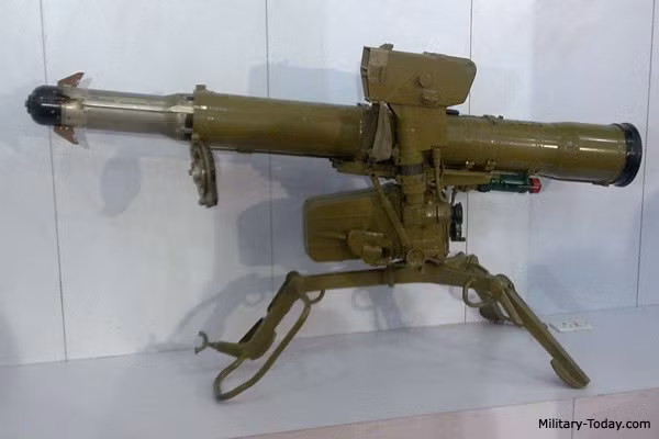 Với việc có thể xuyên từ 750-800mm Thép cán đồng nhất (RHA) thì 9M113 Konkurs có thừa sức mạnh để hạ gục những loại xe tăng chiến đấu chủ lực hiện đại bậc nhất hiện nay trên thế giới, đồng thời cũng có thể dùng để tấn công công sự kiên cố, Boong ke, v.v… Ảnh: Mô hình trực quan lúc tên lửa 9M113 rời khỏi ống phóng.