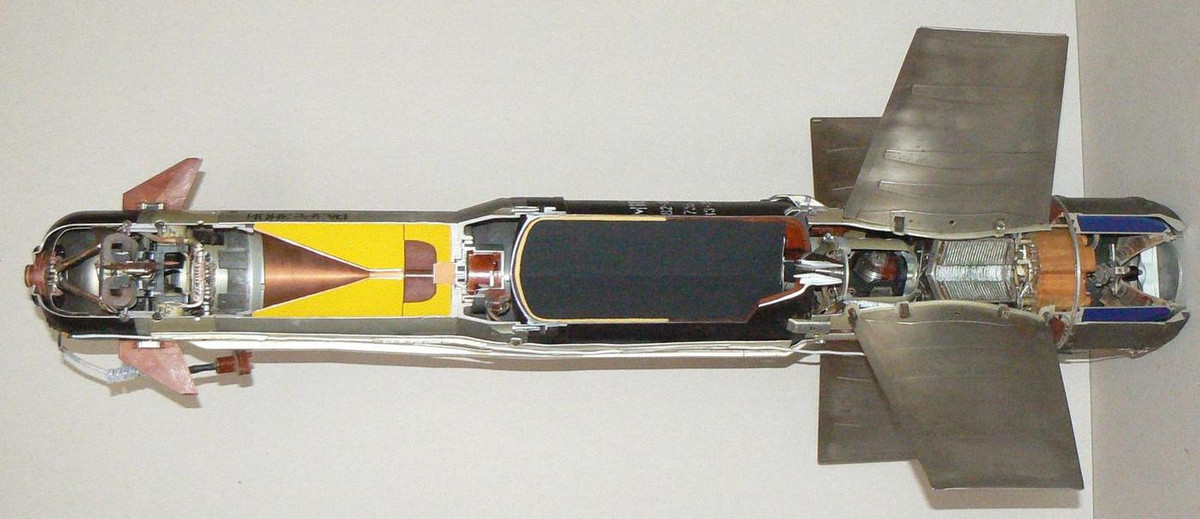 Về tên lửa, đạn 9M113 dài 935mm và 1260mm tính cả ống phóng, sải cánh 468mm, trọng lượng tên lửa 14.5kg và 25.5kg tính cả ống phóng. Sử dụng cơ cấu nổ lõm với đầu đạn nặng 2.7kg, đủ sức xuyên phá 750-800mm Thép cán đồng nhất (RHA). Tốc độ bay trung bình của tên lửa là 208m/s và tối đa là 300m/s. Ảnh: Mặt cắt tên lửa 9M113 Konkurs.