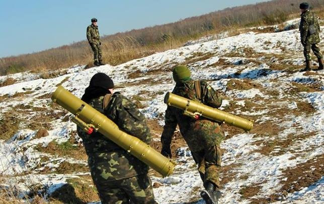 Ban đầu người ta dự định lắp lắp đặt 9M113 Konkurs lên các loại xe cơ giới như BMP-2, BRDM-2, v.v… Tuy nhiên sau đó người ta cũng có thể sử dụng cả bệ phóng cải tiến 9P135M từ tên lửa chống tăng 9M111 Fagot để triển khai mang vác di chuyển hành quân. Ảnh: Binh sĩ mang trên vai tên lửa 9M113 Konkurs.