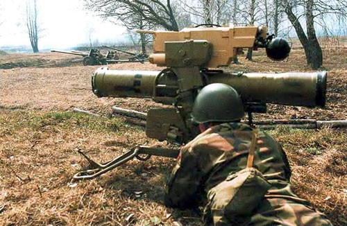 Bệ phóng sử dụng kính ngắm ngày 9Sh119M1 hoặc kính ngắm ảnh nhiệt 1PN65 (Trọng lượng 13kg, tầm quan sát tối đa 2.500m) Ảnh: Chiến sĩ ngắm bắn tên lửa chống tăng 9M113 Konkurs.