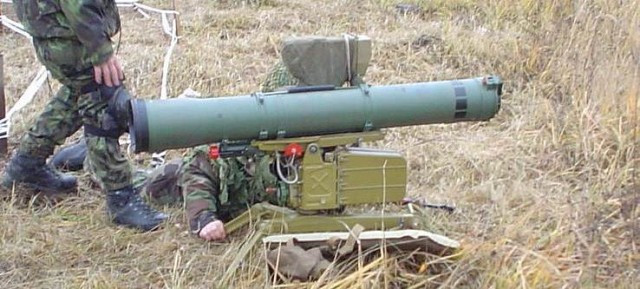 Có thể thấy rằng, Quân đội ta có trong biên chế loại tên lửa Konkurs mạnh mẽ này đã góp phần nâng cao khả năng chống tăng của Lục quân Việt Nam. Đồng thời với việc tự chủ chế tạo được nhiều loại tên lửa chống tăng, hi vọng Việt Nam sớm có thể tự sản xuất loại tên lửa chống tăng này để trang bị đại trà, tạo sức uy hiếp lớn đối với kẻ thù nếu muốn sử dụng chiến thuật Tăng - thiết giáp quy mô lớn. Ảnh: Binh sĩ ngắm bắn tên lửa 9M113 Konkurs.