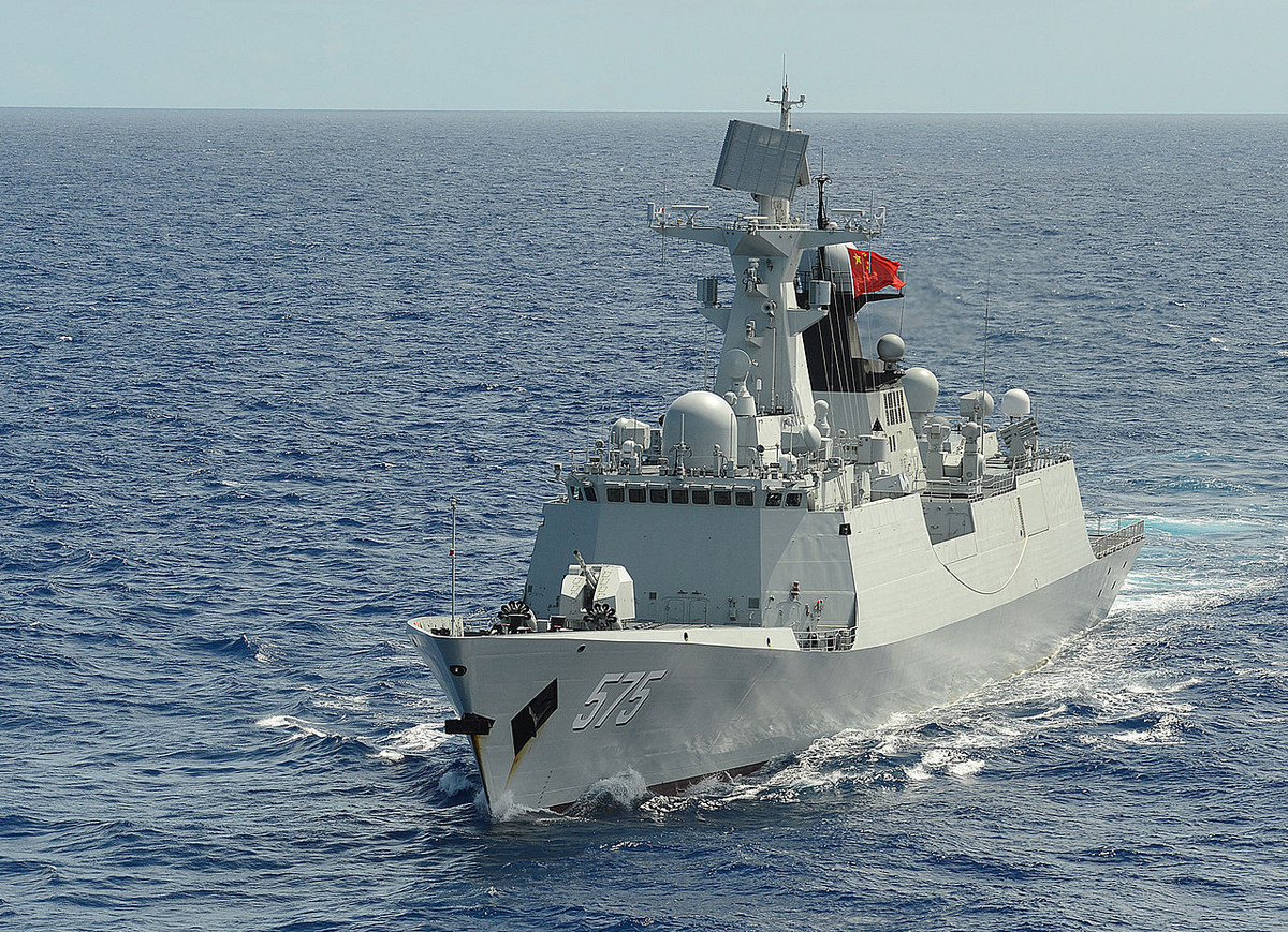 Về khinh hạm (frigate), Trung Quốc hiện có khoảng 49 chiếc, trong đó đông đảo nhất là lớp Type 054A 4.200 tấn trang bị "ngon nhất" với tên lửa phòng không tầm trung, tên lửa chống hạm tầm xa. Ngoài ra, còn một số tàu cũ hơn như Type 053H3/H1G và H1, số này sẽ sớm được cho nghỉ hưu trong tương lai gần.