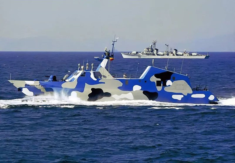 Số lượng xuồng phóng tên lửa (missile boats) hiện có 109 chiếc cỡ từ 500 tấn trở xuống, nhiều nhất là xuồng tàng hình Type 022 Hồ Bắc (83 chiếc). Ưu điểm của loại tàu này là nhanh, trang bị tên lửa chống hạm tầm xa, số lượng lớn, tác chiến kiểu "bắn rồi chạy", nhưng chỉ phù hợp hoạt động ven bờ, không đi được biển xa.