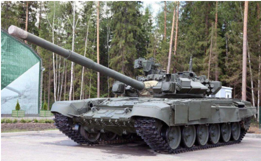 Xe tăng T-90A được trang bị giáp phản ứng nổ và giáp tổng hợp mới nhất do Nga phát triển, cùng với đó là hệ thống phòng hộ chủ động; mặc dù bị tên lửa chống tăng tiến công nhiều lần, nhưng tỷ lệ thiệt hại của loại xe tăng này trên chiến trường tương đối nhỏ so với các loại xe tăng khác. Ảnh: Xe tăng T-90A.