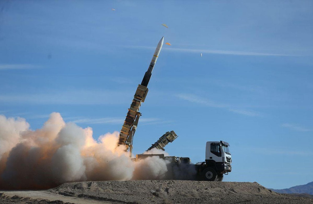 Mặc dù hoạt động ở tầm cao, nhưng RQ-4 hoàn toàn nằm trong tầm “sát thương” của các loại tên lửa phòng không trung – cao tiên tiến hiện nay. Do vậy chiếc RQ-4 Global Hawk bị tên lửa phòng không của Iran bắn hạ cũng là điều dễ hiểu. Ảnh: Hệ thống phòng không Khordad của Iran được cho là đã bắn rơi chiếc RQ-4 của Mỹ ngày 20/6/2019 - Nguồn: ISNA.