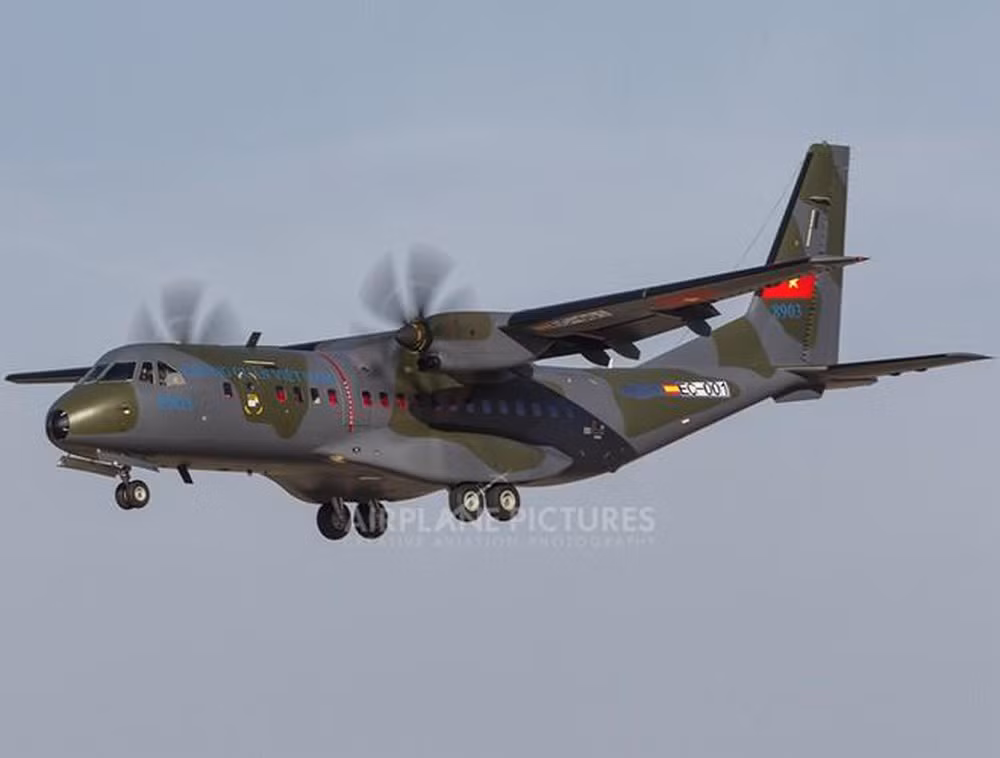 Dù cho mang nhiều ưu điểm vượt trội tuy nhiên với số lượng quá ít, các máy bay C-295 vẫn chưa thể bù đắp được sự thiết hụt mà hàng chục chiếc An-26 đã nghỉ hưu để lại. Tuy nhiên, với tần xuất hoạt động vô cùng hiệu quả và đáng tin cậy như hiện nay, có thể sắp tới Việt Nam sẽ tiếp tục đặt mua thêm số lượng các máy bay C-295 để tiếp tục bổ sung cho đội bay vận tải của mình. Ảnh: Một chiếc C-295 của Không quân Việt Nam.