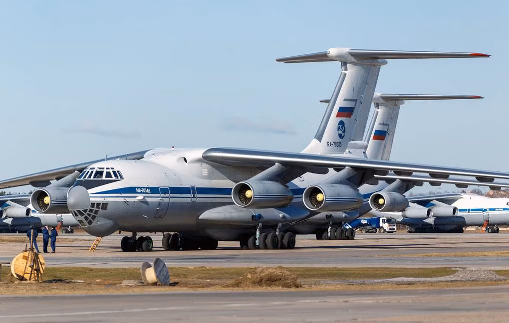 Il-76 là loại máy bay vận tải hạng nặng đa năng có tải trọng hơn 40 tấn hàng hóa, trang bị 4 động cơ D-30KP cho phép nó có thể đạt vận tốc tối đa 900km/h, tầm bay tối đa 4.300km khi mang tải trọng tối đa. Đường băng tối thiểu để Il-76 có thể cất cánh là 450m. Ảnh: Hàng dài các máy bay Il-76 của Nga.