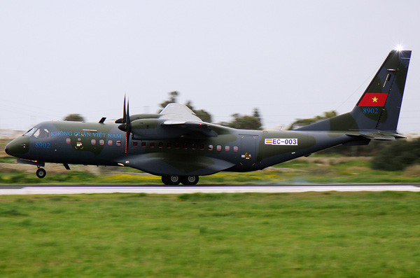 Thiết nghĩ, Việt Nam chưa cần đến một loại vận tải cơ hạng nặng như Il-76 là điều hợp lý, ta nên tiếp tục đầu tư phát triển đội bay C-295 và có thể từ đó phát triển mua thêm các máy bay đa năng trên khung thân C-295 như máy bay trinh sát cảnh báo sớm hay máy bay săn ngầm. Về phía vận tải hạng trung, hiện nay Nga đã không còn sản xuất loại máy bay vận tải hạng trung nào nên rất khó cho Việt Nam trong việc lựa chọn phân khúc này, ứng cử viên sáng giá nhất có lẽ là chiếc C-130 Hercules của Mỹ khi ta đã có kinh nghiệm vận hành trước đây cũng như tăng thêm tình hữu nghị giữa quân đội hai nước. Ảnh: Máy bay vận tải C-295 của không quân Việt Nam.