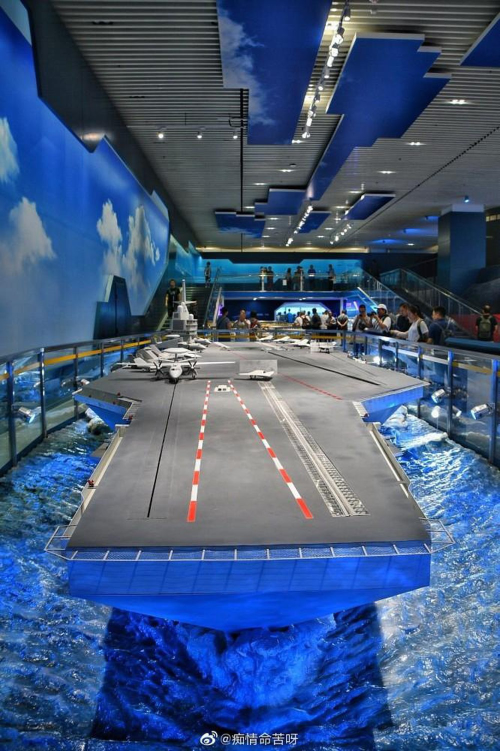 Giới phân tích cho rằng, với thiết kế này, Type 003 sẽ là tàu sân bay đầu tiên của Trung Quốc sử dụng hệ thống máy phóng máy bay thủy lực hoặc điện từ. Hệ thống phóng này cho phép triển khai các máy bay tiêm kích mang đầy đủ vũ khí và kể cả các máy bay vận tải hạng nhẹ, máy bay chỉ huy - cảnh báo sớm như Hải quân Mỹ. Trong khi đó, với hệ thống phóng kiểu “nhảy cầu” như Sơn Đông và Liêu Ninh chỉ cho phép phóng máy bay tiêm kích mang hạn chế vũ khí.