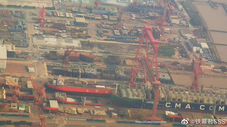 Giới phân tích ước tính, nhìn vào tàu sân bay mới lớn hơn đáng kể so với tàu sân bay Sơn Đông (CV-17) được chế tạo theo kiểu của chiếc CV-16 Liêu Ninh. Cụ thể, Type 003 có thể có lượng giãn nước lên tới 80-85.000 tấn, tiệm cận các tàu sân bay Nimitz của Hải quân Mỹ.