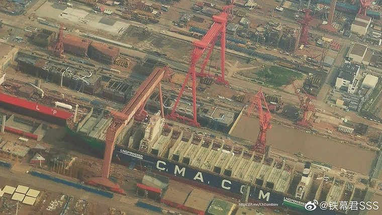 Các bức ảnh cho thấy, tính tới thời điểm tháng 9/2020, tàu sân bay được định danh là Type 003 đang dần thành hình khi các modude phần thân khổng lồ đang được ghép nối.