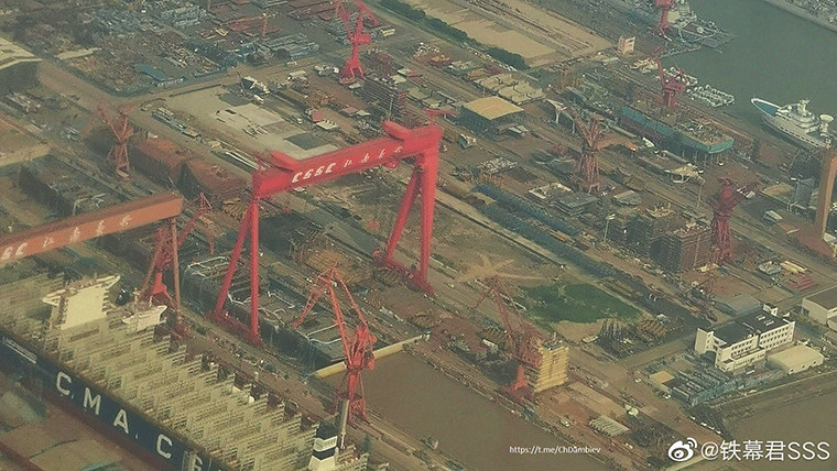 Mạng quân sự Nga mới đây đăng tải các bức ảnh được cho là cơ sở đang chế tạo tàu sân bay thứ 3 của Hải quân Trung Quốc. Nhìn từ góc chụp, các bức ảnh có vẻ được chụp lại từ trên không, dường như có sự cho phép từ Quân đội Trung Quốc khi mà đây được xem là khu vực “mật”.