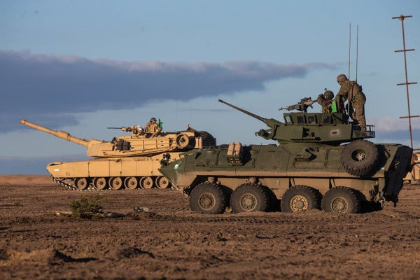 Tướng Smith nói thêm rằng, quyết định loại biên số xe tăng của Thủy quân lục chiến, sẽ không làm giảm khả năng chiến đấu của lực lượng này trong giai đoạn hiện nay và cả tương lai. Ảnh: Xe tăng M1A1 và xe chiến đấu bọc thép của TQLC Mỹ trong một cuộc diễn tập - Nguồn: TQLC Mỹ