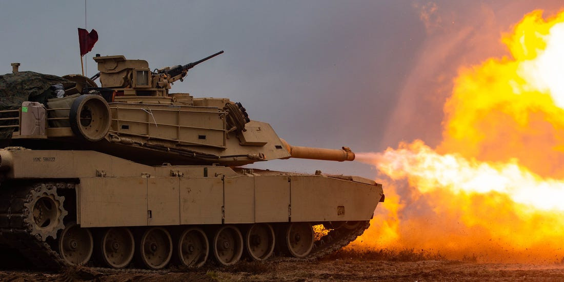 Đại úy Mark Rothrock, chỉ huy Đại đội Alpha, thuộc Tiểu đoàn xe tăng phát biểu: "Mặc dù xe tăng là một phương tiện hỏa lực mạnh của chúng tôi, nhưng đó cũng chỉ là một hệ thống vũ khí; lực lượng TQLC còn có các loại vũ khí khác thay thế, đảm bảo hoàn thành tốt nhiệm vụ". Ảnh: Một xe tăng M1A2 của TQLC Mỹ đang thực hành bắn đạn thật - Nguồn: TQLC Mỹ