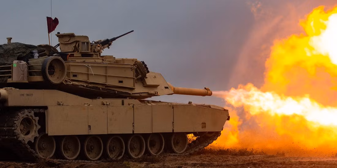 Đại úy Mark Rothrock, chỉ huy Đại đội Alpha, thuộc Tiểu đoàn xe tăng phát biểu: "Mặc dù xe tăng là một phương tiện hỏa lực mạnh của chúng tôi, nhưng đó cũng chỉ là một hệ thống vũ khí; lực lượng TQLC còn có các loại vũ khí khác thay thế, đảm bảo hoàn thành tốt nhiệm vụ". Ảnh: Một xe tăng M1A2 của TQLC Mỹ đang thực hành bắn đạn thật - Nguồn: TQLC Mỹ