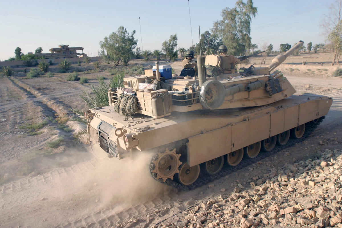 Tướng Smith kết luận: "Trong cuộc chiến tương lai, xe tăng không còn đáp ứng yêu cầu của lực lượng TQLC nữa, đặc biệt là hỏa lực chính xác tầm xa, nó không phù hợp cho nhiệm vụ đánh chiếm đầu cầu; chúng tôi đã phát triển các phương tiện hỏa lực khác thay thế, ví dụ các loại xe tăng bánh lốp và tên lửa tiến công tầm xa". Ảnh: Xe tăng chiến đấu M1A1 Abrams của Sư đoàn 1 TQLC Mỹ, trong chiến dịch chống lại quân nổi dậy Iraq ở Fallujah - Nguồn: TQLC Mỹ