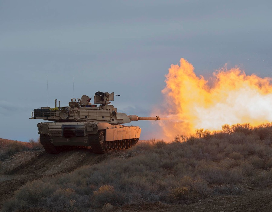 Tướng Smith chia sẻ: "Trước đây, xe tăng là phương tiện đột kích chủ lực, TQLC đã sử dụng xe tăng ở tất các các chiến dịch lớn mà lực lượng này tham gia, gần đây nhất là ở Ramadi và Fallujah ở Iraq; hiện nay TQLC vẫn còn trong biên chế những chiếc xe tăng từ thời chiến tranh Triều Tiên đến nay. Ảnh: Một xe tăng M1A2 Abrams tại Trung tâm Huấn luyện Twentynine Palm, ngày 4/2/2019 - Nguồn: TQLC Mỹ