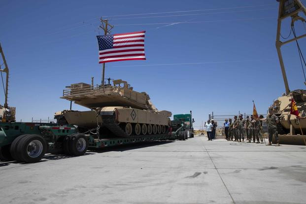 Vào ngày 6/7, chiếc xe tăng cuối cùng của Tiểu đoàn xe tăng số 1 thuộc lực lượng Thủy quân lục chiến Mỹ (TQLC) đã rời Twentynine Palm, bang California trên chiếc xe tải đặc chủng chở xe tăng của Quân đội Mỹ. Ảnh: Chiếc xe tăng cuối cùng rời Trung tâm huấn luyện Twentynine Palm, California, ngày 6/7/2020 - Nguồn: TQLC Mỹ.