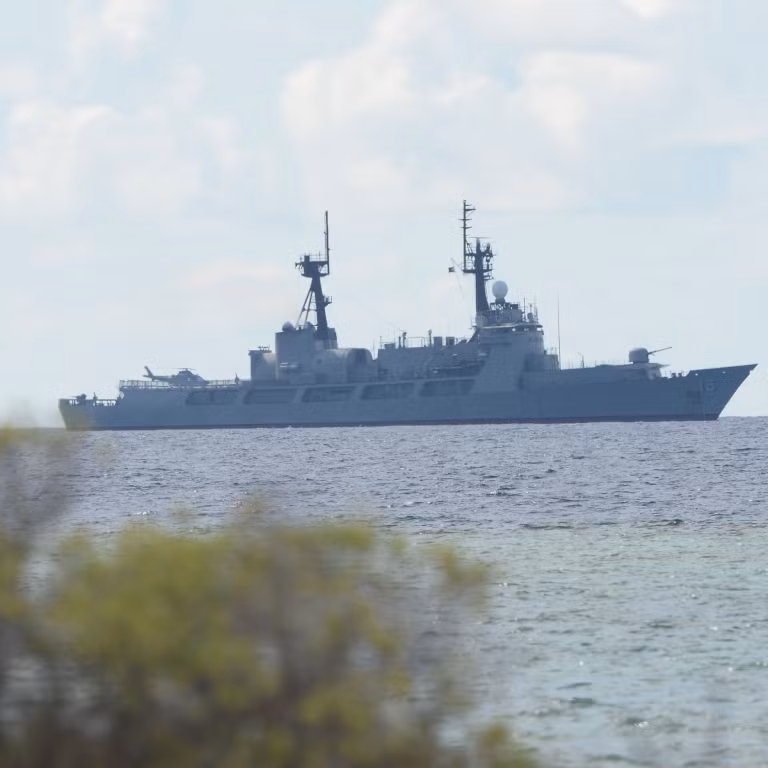 Những con tàu Hamilton này chỉ xứng đáng với vị trí là tàu tuần tra của lực lượng chấp pháp trong khi giá thành lại quá cao. Chi phí cho việc đóng mới một tàu pháo cỡ nhỏ TT-400TP của Việt Nam có hỏa lực tương đương thậm chí là vượt trội tàu Hamilton của Philippines chỉ vỏn vẹn 1 triệu USD (chưa tính vũ khí), trong khi để đóng một tàu tuần tra chấp pháp hiện đại có tải trọng gần tương đương Hamilton là tàu DN-2000 của Việt Nam chỉ có chi phí 50 triệu USD. Ảnh: Tàu BRP PS-16 của hải quân Philippines.