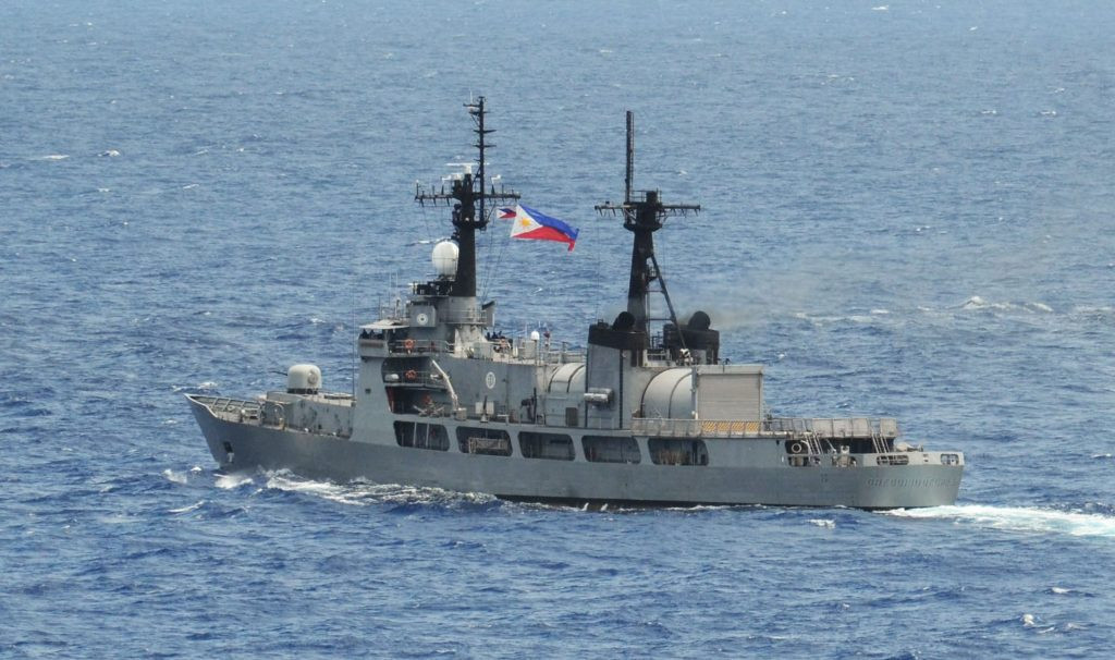 Không những thế, sức mạnh của những con tàu này là cực kỳ hạn chế khi hỏa lực mạnh nhất chỉ là khẩu pháo hạm Otto Melara 76mm và một số súng máy M2 .50cal. Duy nhất chỉ có chiếc BRP PS-16 là khá hơn cả khi được lắp thêm 2 pháo tự động Mk-38 mod 2 cỡ nòng 25mm. Đây phải nói là một thất vọng to lớn khi những chiếc tàu chiến to lớn này chỉ có hỏa lực tương đương với một tàu pháo tuần tra cỡ nhỏ như tàu pháo TT-400TP của hải quân Việt Nam. Ảnh: Tàu Hamilton của hải quân Philippines trên biển.