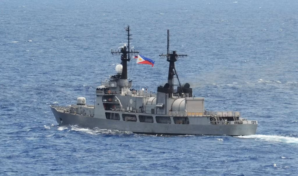 Không những thế, sức mạnh của những con tàu này là cực kỳ hạn chế khi hỏa lực mạnh nhất chỉ là khẩu pháo hạm Otto Melara 76mm và một số súng máy M2 .50cal. Duy nhất chỉ có chiếc BRP PS-16 là khá hơn cả khi được lắp thêm 2 pháo tự động Mk-38 mod 2 cỡ nòng 25mm. Đây phải nói là một thất vọng to lớn khi những chiếc tàu chiến to lớn này chỉ có hỏa lực tương đương với một tàu pháo tuần tra cỡ nhỏ như tàu pháo TT-400TP của hải quân Việt Nam. Ảnh: Tàu Hamilton của hải quân Philippines trên biển.