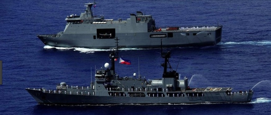 Trong khi đó, hải quân Philippines đang vận hành hai chiếc tàu đổ bộ LPD cực kỳ hiện đại lượng giãn nước đầy tải hơn 11.000 tấn lớp Tarlac. Đây là các tàu được Philippines mua từ Indonesia cho lực lượng đổ bộ của thủy quân lục chiến. Tuy nhiên đội tàu hộ tống của Philippines lại vô cùng yếu kém, hỏa lực hạn chế, không thể tự bảo vệ được chính mình trước những đòn tấn công của kẻ thù chứ đừng nói là bảo vệ tàu đổ bộ. Ảnh: Tàu hộ tống Hamilton bên cạnh tàu đổ bộ Tarlac của hải quân Philippines.