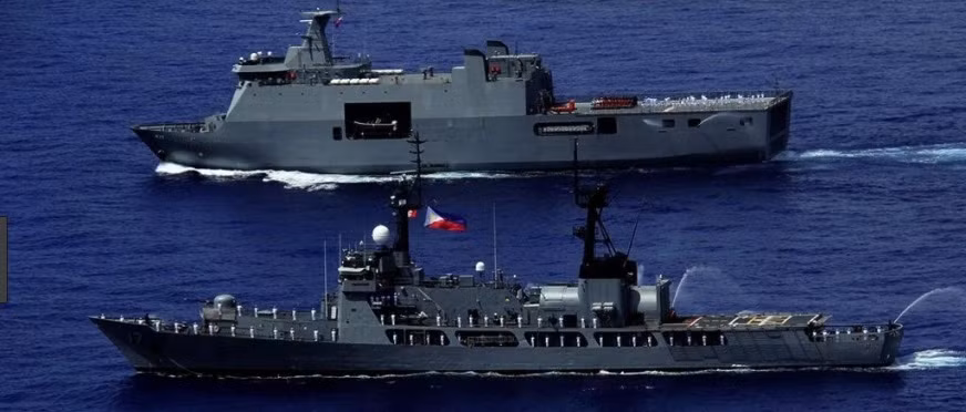 Trong khi đó, hải quân Philippines đang vận hành hai chiếc tàu đổ bộ LPD cực kỳ hiện đại lượng giãn nước đầy tải hơn 11.000 tấn lớp Tarlac. Đây là các tàu được Philippines mua từ Indonesia cho lực lượng đổ bộ của thủy quân lục chiến. Tuy nhiên đội tàu hộ tống của Philippines lại vô cùng yếu kém, hỏa lực hạn chế, không thể tự bảo vệ được chính mình trước những đòn tấn công của kẻ thù chứ đừng nói là bảo vệ tàu đổ bộ. Ảnh: Tàu hộ tống Hamilton bên cạnh tàu đổ bộ Tarlac của hải quân Philippines.