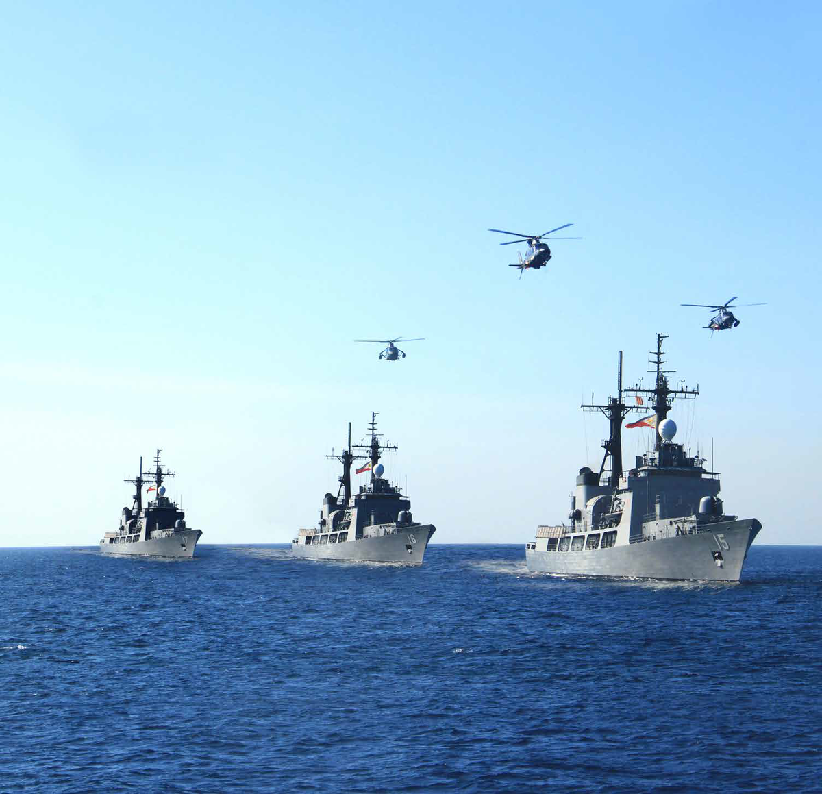 Dù rằng đã bỏ ra rất nhiều tiền để mua các tàu chiến Hamilton từ Hoa Kỳ, tuy nhiên các tàu này có năng lực quá hạn chế, khiến cho hải quân Philippines đã phải chuyển hướng sang mua các tàu từ Hàn Quốc. Tuy vậy hiện nay, sức mạnh của hải quân Philippines vẫn bị đáng giá thấp trong khu vực, trong tương lai cần những đầu tư mạnh mẽ hơn nữa để có thể nâng cao khả năng của mình. Ảnh: Biên đội 3 tàu Hamilton của Philippines trong một chuyến hải hành. Video Philippines rầm rộ đón tàu chiến mới của Mỹ - Nguồn: VTC14