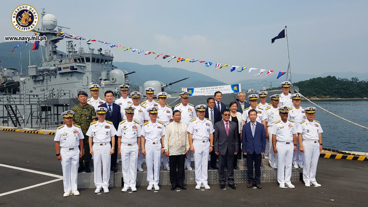 Sang đến năm 2019, Hàn Quốc đã chuyển giao cho Philippines một tàu chiến lớp Pohang fligh III, đây là tàu chiến mạnh mẽ nhất của Philippines tính đến thời điểm đó, tàu này cũng đã được hạ thủy từ cuối những năm 1980 cho đến nay và đã phục vụ tích cực trong biên chế hải quân Hàn Quốc. Ảnh: Buổi lễ chuyển giao tàu Pohang của Philippines.