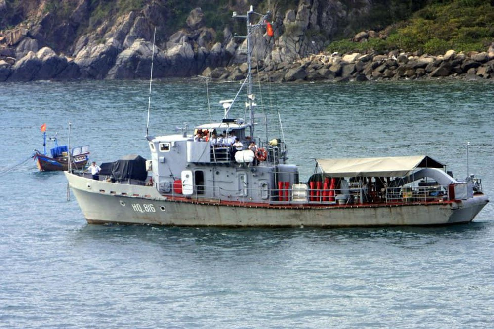 Trong ảnh là tàu quét mìn ven bờ đề án 1285 Korund của Hải quân Việt Nam. Theo mạng Russianship, Liên Xô viện trợ cho Việt Nam 3 tàu này vào tháng 10/1979 (tàu 816) và 2 chiếc tháng 12/1986 (tàu 871 và 872). Tàu có lượng giãn nước 91 tấn, dài 26m, hoạt động tốt ở khu vực ben bờ biển, sông ngòi với nhiệm vụ chính rà phá thủy lôi. Ảnh: Wikipedia