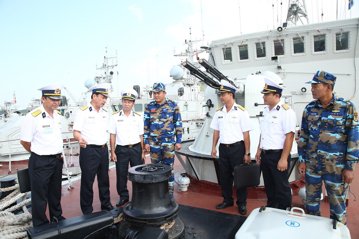 Đáng chú ý, về mặt trang bị vũ khí, tàu 852 trước khi chuyển giao được thay thế một trong hai tháp pháo AK-230 CIWS bằng pháo 2M-3M 25mm nòng kép, trong khi tàu 851 vẫn được giữ lại hai bệ AK-230 CIWS. Ngoài ra, theo cấu hình trang bị của nhà sản xuất, tàu còn có hai bệ tên lửa phòng không MTU-4 với tên lửa 9K34 Strela-3 (16 quả), ray thả bom chìm với 36 quả BGD, có thể rải thủy lôi với 10 quả mang theo. Ảnh: Báo Hải quân