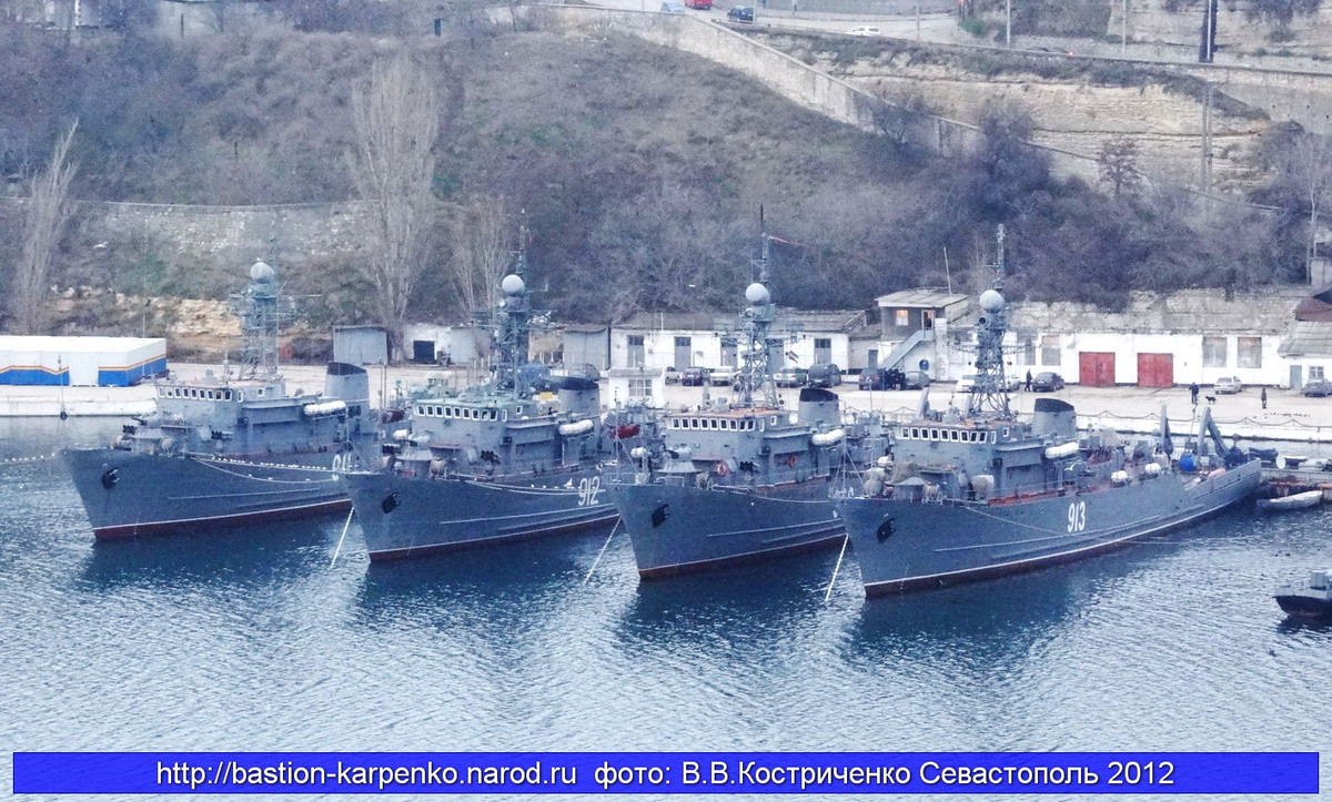 Tàu 852 vốn là một trong hai tàu quét mìn (trục lôi hạm nếu dùng từ Hán Việt) được Liên Xô viện trợ cho Việt Nam vào năm 1980 và 1981. Trong đó chiếc 852 được chuyển giao tháng 6/1981 vốn có tên gọi cũ là MT-221 được biên chế vào Hải quân Liên Xô ngày 31/8/1970. Chiếc còn lại mang phiên hiệu 851 được chuyển giao năm 1980 có tên cũ là Mina, biên chế Hải quân Liên Xô ngày 31/12/1970.