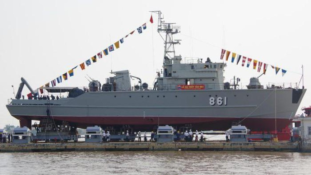 Cũng như các tàu 851 và 852, loạt tàu đề án 1265 đã được Việt Nam tự hiện đại hóa từ năm 2019. Trong ảnh, tàu 861 trong lễ hạ thủy sau sửa chữa lớn tại nhà máy X51 Hải Minh. Tàu đã được thay mới gần như toàn bộ khung xương và vỏ gỗ, phần thân vỏ bên ngoài tàu được dán bằng vật liệu composit nhiều lớp. Ảnh: X51