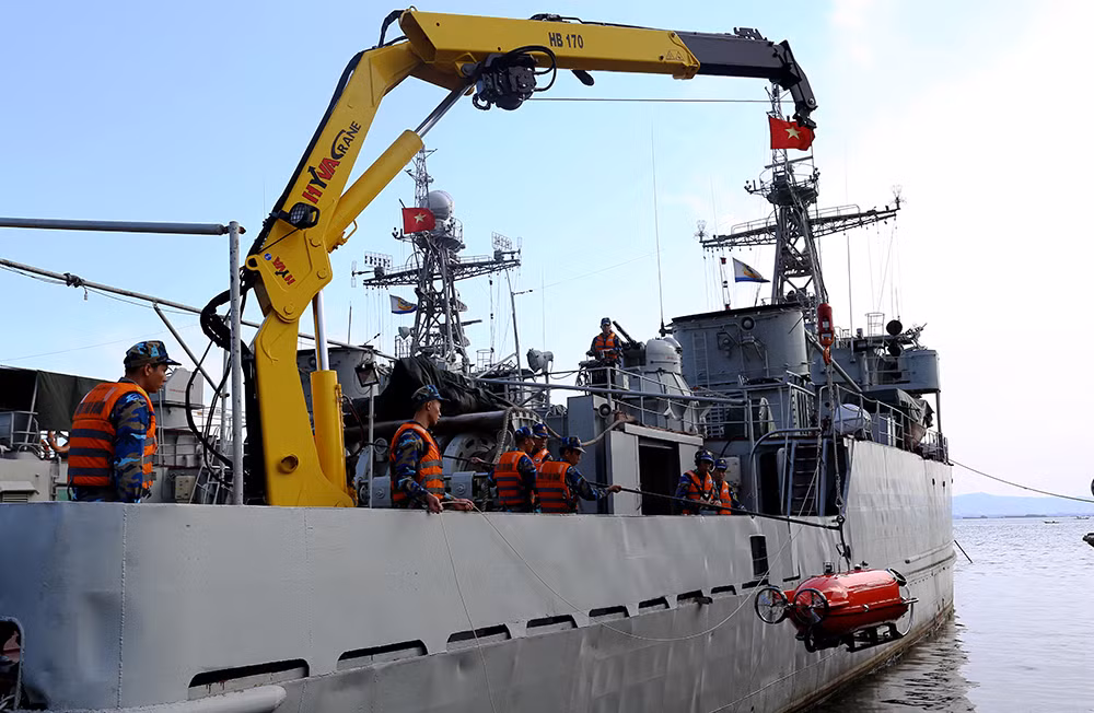 Một trong những nâng cấp cải tiến đáng chú ý áp dụng với tàu 852 là việc trang bị hệ thống robot Pluto Plus UUV do Tập đoàn Gaymarine Electronics của Italia sản xuất. Robot được thiết kế cho nhiệm vụ rà phá thủy lôi với thời gian hoạt động dưới nước lên tới 2-6 tiếng, tốc độ di chuyển 6 hải lý/h. Ảnh: Báo Hải quân