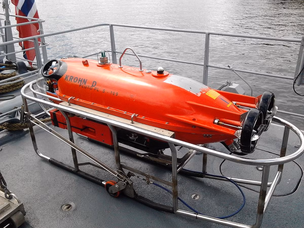 Pluto Plus cấu tạo bởi vật liệu có độ nhiễm từ thấp và phát ra rất ít tiếng ồn khi hoạt động nhằm tránh việc kích hoạt các loại thủy lôi từ trường hoặc âm thanh, nó có thể được điều khiển thông qua một sợi cáp quang hoặc kết nối không dây khi làm nhiệm vụ. Ảnh: Wikipedia