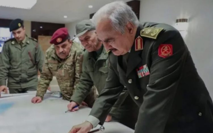 Cuộc chiến tại Libya bùng nổ vào năm 2018, khi Chính phủ Thống nhất Quốc gia (GNA) được Liên hợp quốc công nhận, chống lại Quân đội Quốc gia Libya (LNA), do Nguyên soái Khalifa Haftar lãnh đạo; kéo theo sự can thiệp của nhiều quốc gia, trong đó Thổ Nhĩ Kỳ hỗ trợ quân sự cho Chính phủ Thống nhất Quốc gia, vì những lợi ích của họ tại Libya. Ảnh: Nguyên soái Khalifa Haftar, lãnh đạo của LNA.