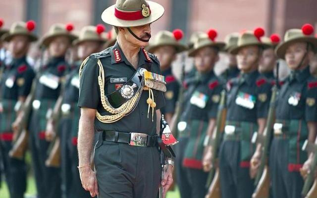 Trong đó, một trong những lực lượng tác chiến sơn cước quả cảm và mạnh mẽ bậc nhất của Ấn Độ là những chiến binh Gorkhas Nepals. Hiện nay Ấn Độ đang có 7 trung đoàn quân Gorkhas bao gồm trung đoàn 1, 3, 4, 5 , 8, 9 và 11. Mỗi trung đoàn sẽ gồm 6 tiểu đoàn, mỗi tiểu đoàn từ 700 - 800 quân. Ảnh: Đoàn diễu binh Gorkhas của lục quân Ấn Độ.